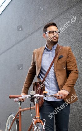 220926_stock-photo-happy-businessman-riding-bicycle-to-work-in-morning-1521793961