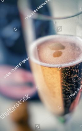 220927_stock-photo-champagne-glass-with-fine-champagne-and-inscription-in-yellow-in-german-einladung-zum-firmenfest-1052484068